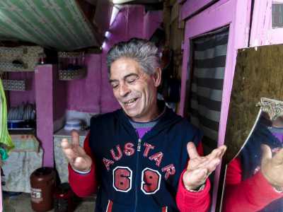 Giovanni mentre parla in cucina (foto di Gennaro Gargiulo)